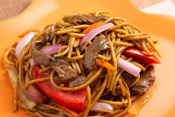 tallarin saltado criollo