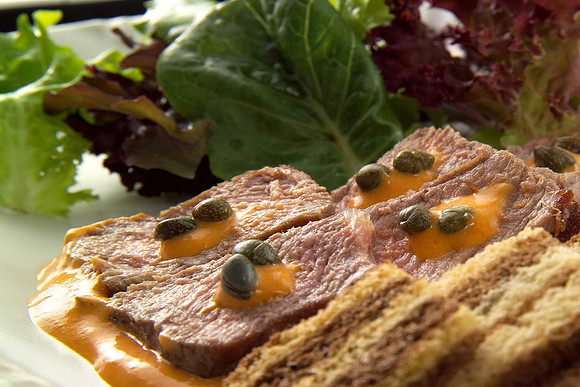 bife de alpaca en salsa de rocoto y verduras